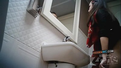 Снимка со скриена камера во женски тоалет (1)