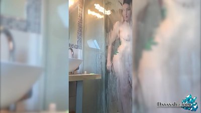 Бебе со сочен задник мастурбира под туш