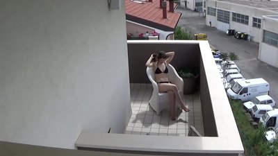 Шпионирање на мојот млад цимер кој мастурбира на балконот