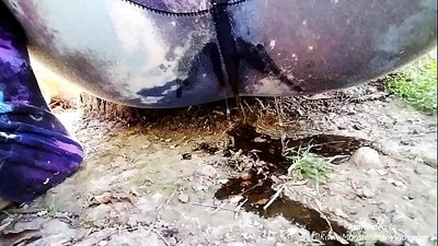 Мочање на улица! Дојдете да гледате како LilKiwwiMonster ѝ ги намокри гаќите и моча во нечистотијата!