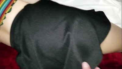 Заспаната девица ученичка сестра си го затегнува задникот со прстите